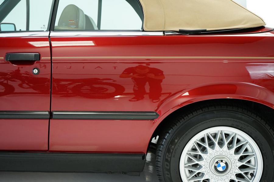 Детали экстерьера BMW 325i Convertible (Calypso Red) 1990 года  (фото 31 из 190)